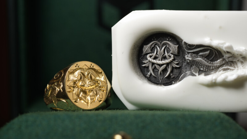 Hand Engraved Oval Signet Ring(K18YG)「MT（アヤメ）＋家紋（組み合い角に三つ星）＋綱（結び）」＋「Y＋登り鯉（側面彫刻）」
