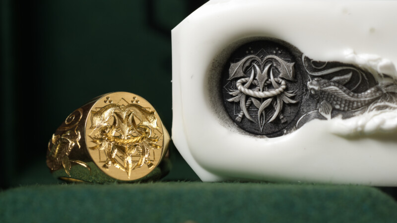 Hand Engraved Oval Signet Ring(K18YG)「MT（アヤメ）＋家紋（組み合い角に三つ星）＋綱（結び）」＋「Y＋登り鯉（側面彫刻）」_2