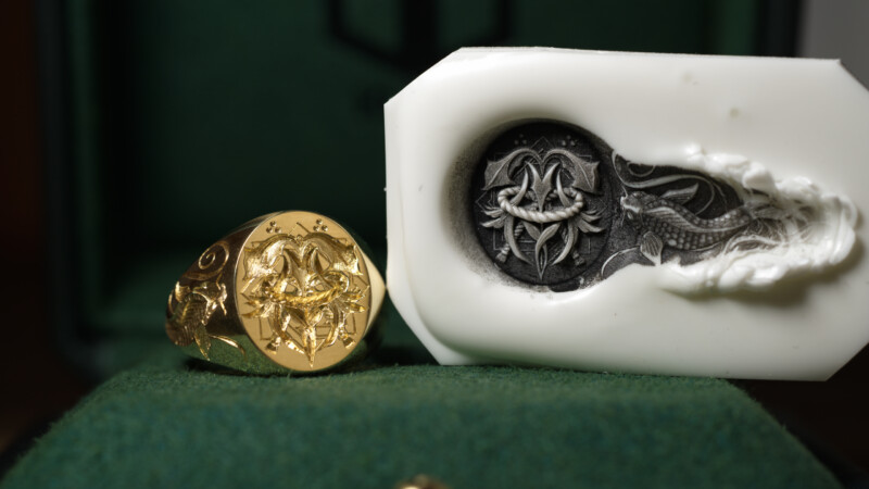 Hand Engraved Oval Signet Ring(K18YG)「MT（アヤメ）＋家紋（組み合い角に三つ星）＋綱（結び）」＋「Y＋登り鯉（側面彫刻）」_3