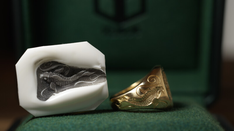 Hand Engraved Oval Signet Ring(K18YG)「MT（アヤメ）＋家紋（組み合い角に三つ星）＋綱（結び）」＋「Y＋登り鯉（側面彫刻）」_9