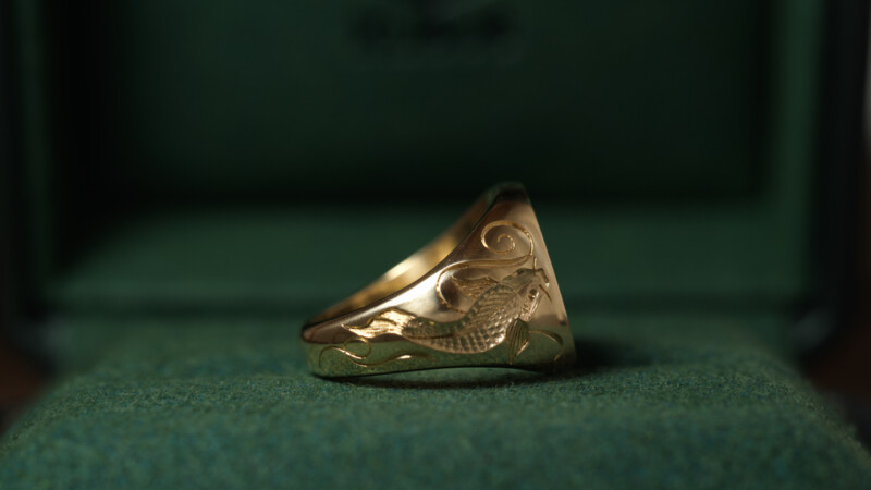 Hand Engraved Oval Signet Ring(K18YG)「MT（アヤメ）＋家紋（組み合い角に三つ星）＋綱（結び）」＋「Y＋登り鯉（側面彫刻）」_7