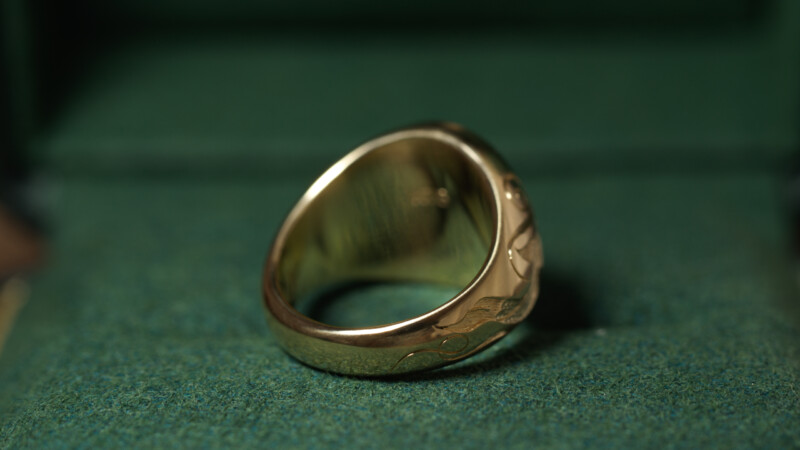 Hand Engraved Oval Signet Ring(K18YG)「MT（アヤメ）＋家紋（組み合い角に三つ星）＋綱（結び）」＋「Y＋登り鯉（側面彫刻）」_11