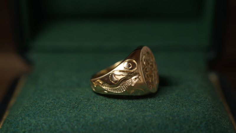 Hand Engraved Oval Signet Ring(K18YG)「MT（アヤメ）＋家紋（組み合い角に三つ星）＋綱（結び）」＋「Y＋登り鯉（側面彫刻）」_15