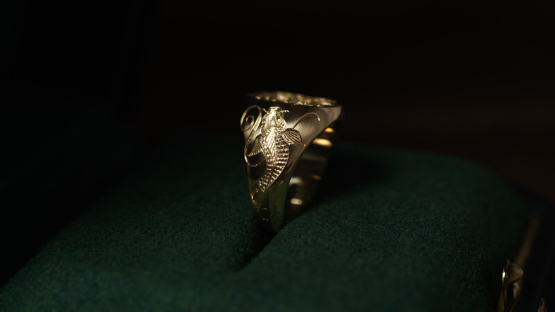 Hand Engraved Oval Signet Ring(K18YG)「MT（アヤメ）＋家紋（組み合い角に三つ星）＋綱（結び）」＋「Y＋登り鯉（側面彫刻）」_17