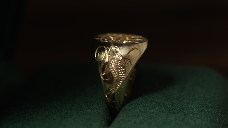Hand Engraved Oval Signet Ring(K18YG)「MT（アヤメ）＋家紋（組み合い角に三つ星）＋綱（結び）」＋「Y＋登り鯉（側面彫刻）」_21