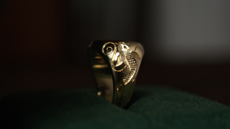 Hand Engraved Oval Signet Ring(K18YG)「MT（アヤメ）＋家紋（組み合い角に三つ星）＋綱（結び）」＋「Y＋登り鯉（側面彫刻）」_18
