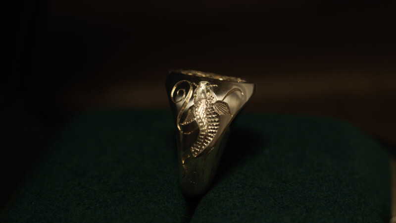 Hand Engraved Oval Signet Ring(K18YG)「MT（アヤメ）＋家紋（組み合い角に三つ星）＋綱（結び）」＋「Y＋登り鯉（側面彫刻）」_19