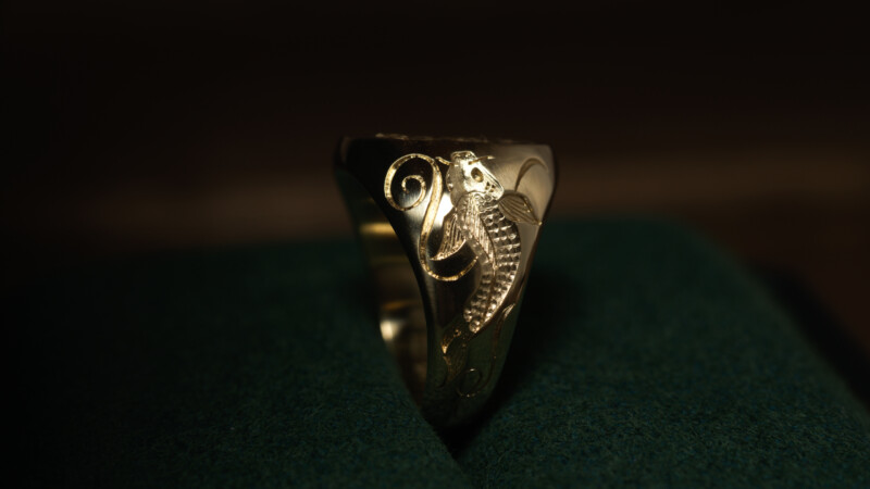 Hand Engraved Oval Signet Ring(K18YG)「MT（アヤメ）＋家紋（組み合い角に三つ星）＋綱（結び）」＋「Y＋登り鯉（側面彫刻）」_20