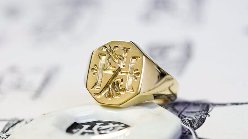 「KH」※反転彫り 紋章のようなデザイン