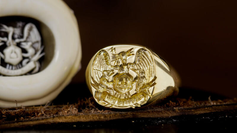 Hand Engraved Mellow Square Signet Ring「Full Coat of Arms」(K18YG) Hand Engraved Mellow Square Signet Ring「Full Coat of Arms」(K18YG)