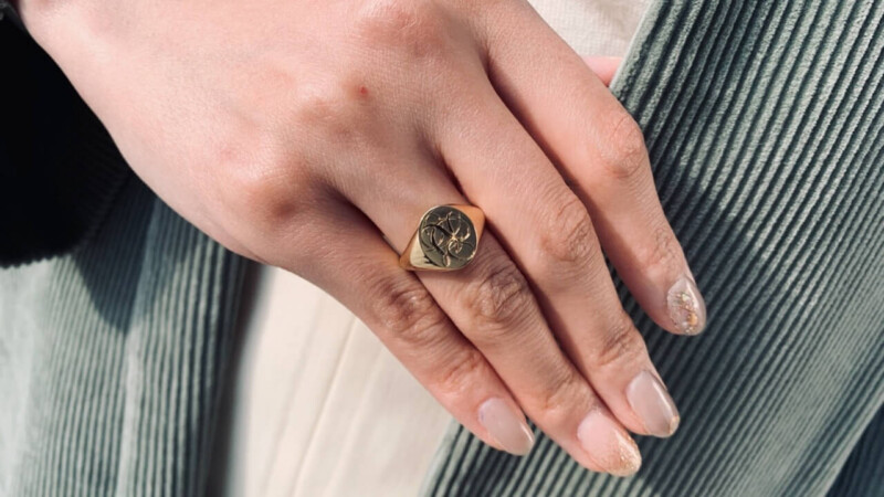 【Pair Signet Rings】Hand Engraved Oval Signet Rings「SR」(Brass)_ご着用写真2 【Pair Signet Rings】Hand Engraved Oval Signet Rings「SR」(Brass)_ご着用写真2