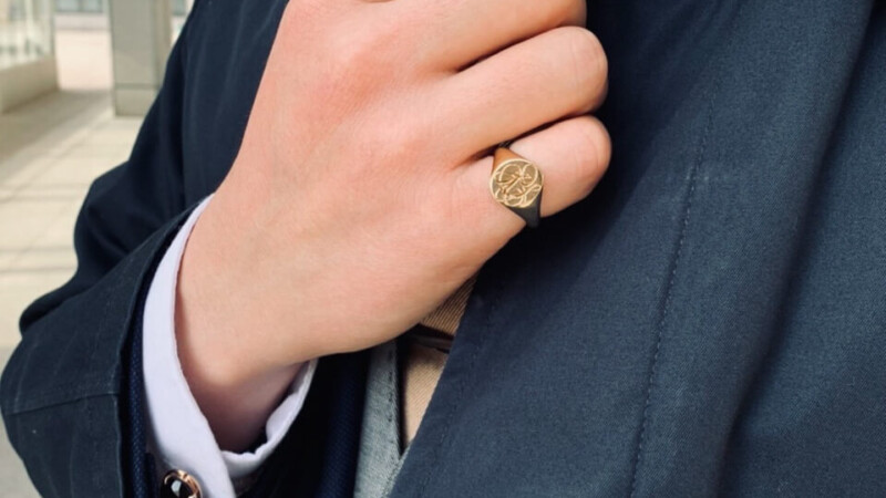 【Pair Signet Rings】Hand Engraved Oval Signet Rings「SR」(Brass)_ご着用写真3 【Pair Signet Rings】Hand Engraved Oval Signet Rings「SR」(Brass)_ご着用写真3