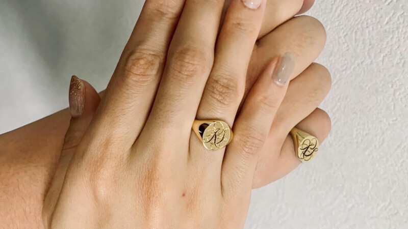 【Pair Signet Rings】Hand Engraved Oval Signet Rings「SR」(Brass)_ご着用写真 【Pair Signet Rings】Hand Engraved Oval Signet Rings「SR」(Brass)_ご着用写真