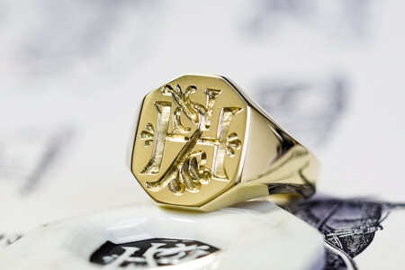 【Semi-custom made】Hand Engraved Octagon Signet Ring(18ct Yellow Gold(K18YG)) 「KH」 【Semi-custom made】Hand Engraved Octagon Signet Ring(18ct Yellow Gold(K18YG)) 「KH」